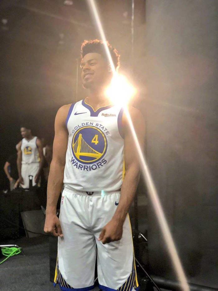 6赛季的首 6赛季的首